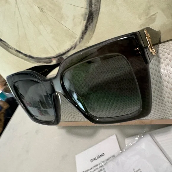 SOLD❤️✨JIMMY CHOOSE Eleni glittery sunglasses 🖤 - Picture 5 of 16